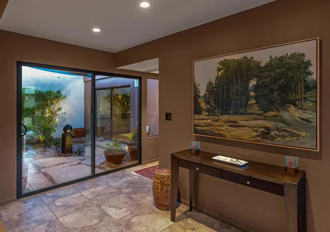 2400 E Oakcrest Foyer