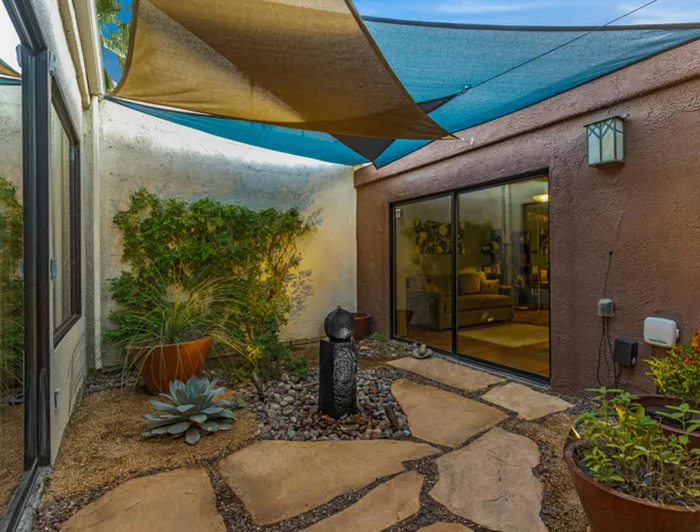 2400 E Oakcrest Atrium