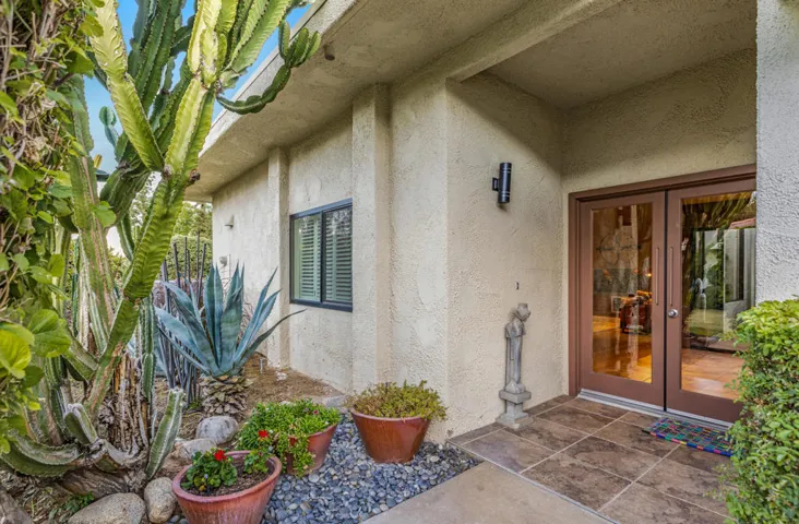 2400 E Oakcrest Entry