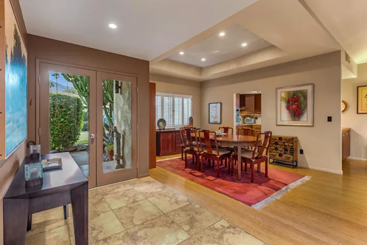 2400 E Oakcrest Dining