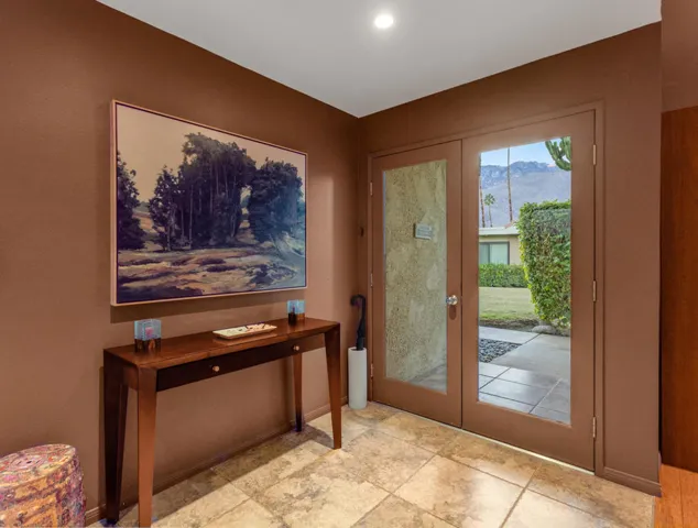 2400 E Oakcrest Entry
