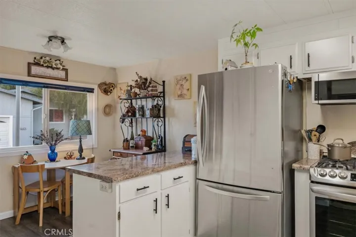Eat in kitchen, lots of natural light