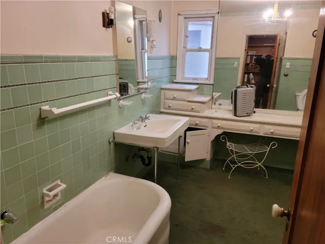 Main bathroom