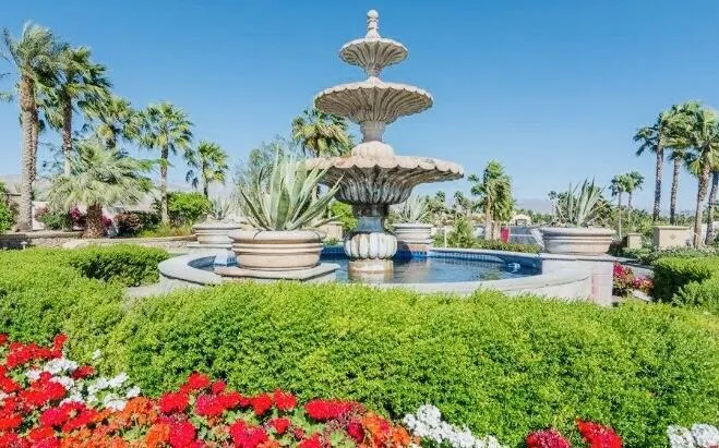 Drive up entrance with fountain
