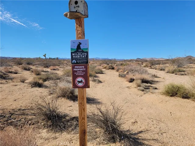 43 S Cambria Avenue, Yucca Valley, California 92285