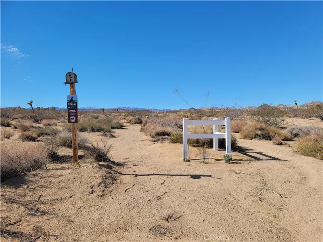 43 S Cambria Avenue, Yucca Valley, California 92285