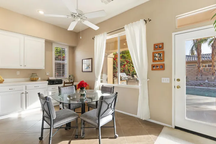 017_Breakfast Area