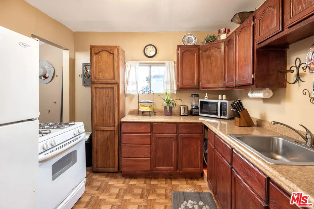 6021 Romaine Street, California home-pic-15