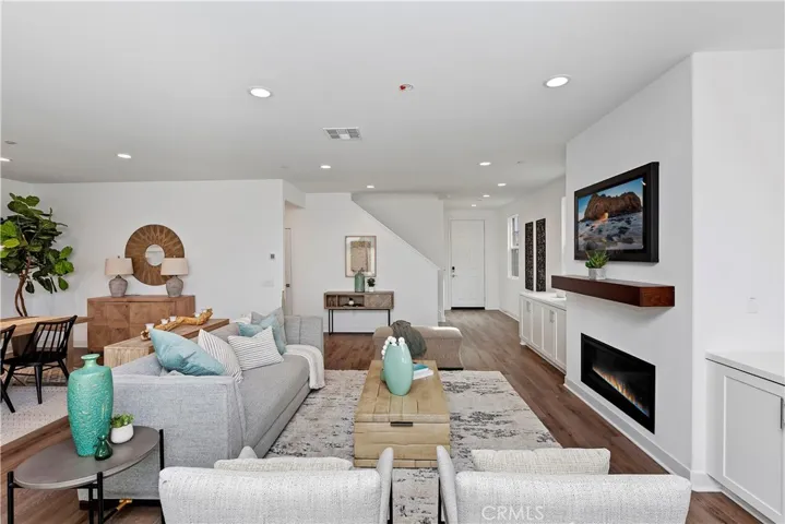 404 Harding Circle, Corona, California 92879