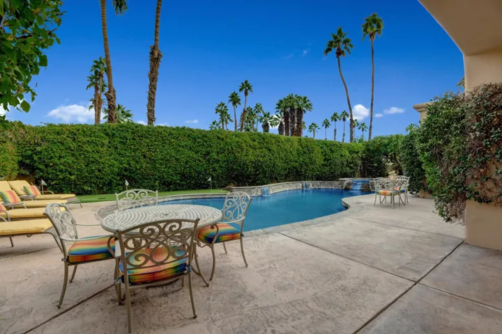 POOL SIDE DINING