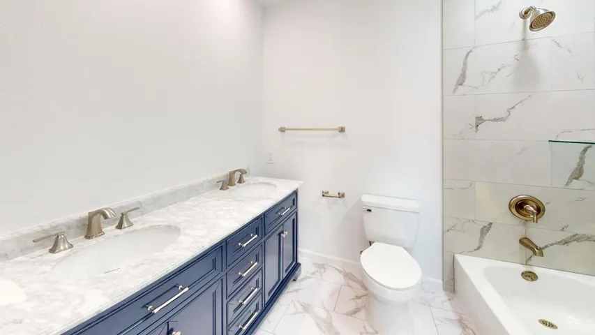 82812-Charlestown-Bathroom