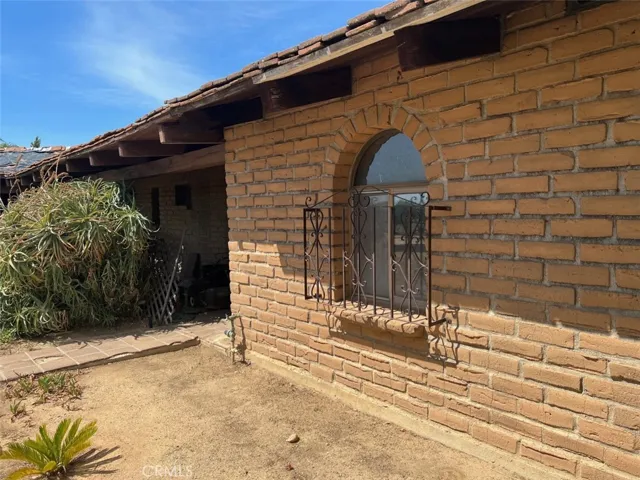 ADOBE HOME  NEAR  THE LAKE