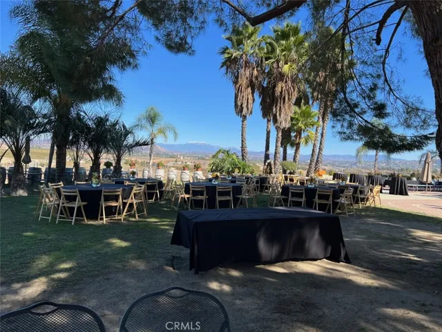 ADJACENT TO THE LAKE  HUGE  PICNIC  ARE  PERFECT  FOR  FUTURE  WEDDING   VENUES