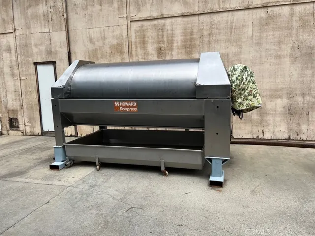 FULL WINE  MAKING EQUIPEMT  INCLUDED