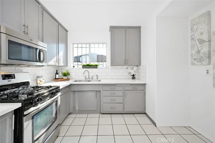 Stainless steel oven and microwave are included