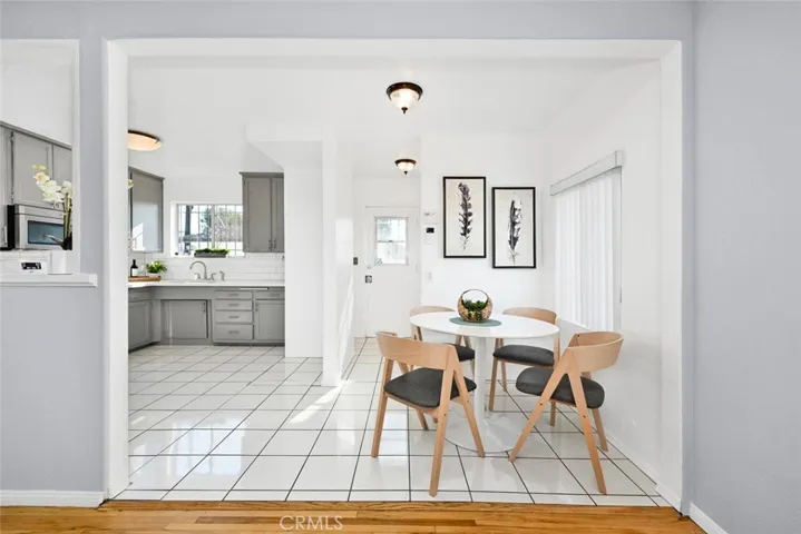Open and bright kitchen/dining area