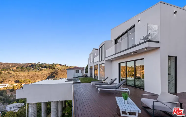 7567 Hermes Drive, Los Angeles, California 90046