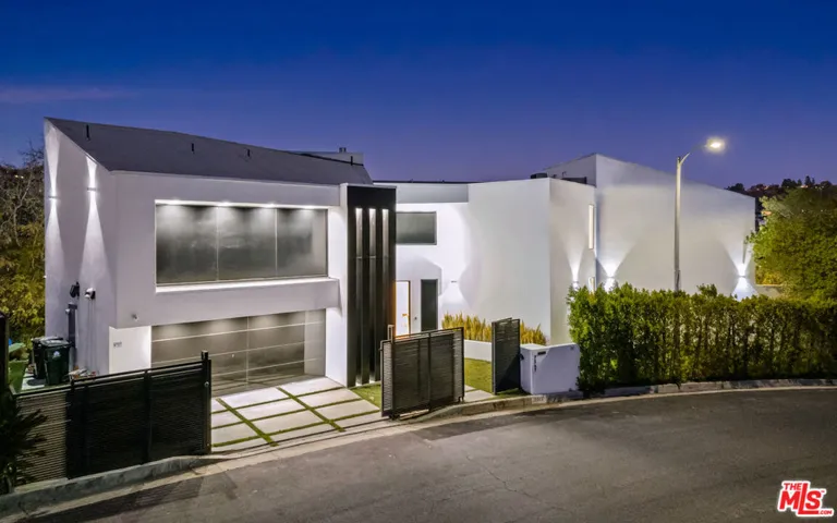 7567 Hermes Drive, Los Angeles, California 90046