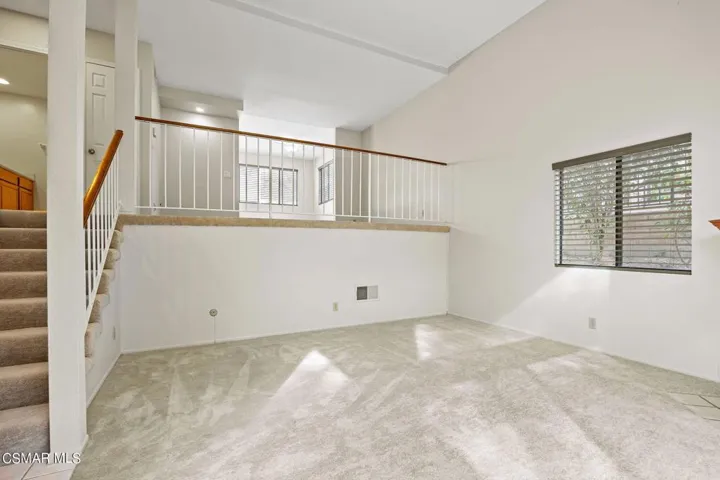 7-web-or-mls-UpmarketMedia_26110AlizA-17