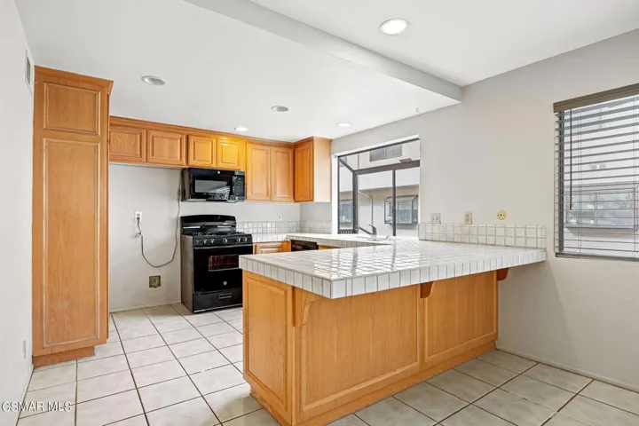 17-web-or-mls-UpmarketMedia_26110AlizA-2
