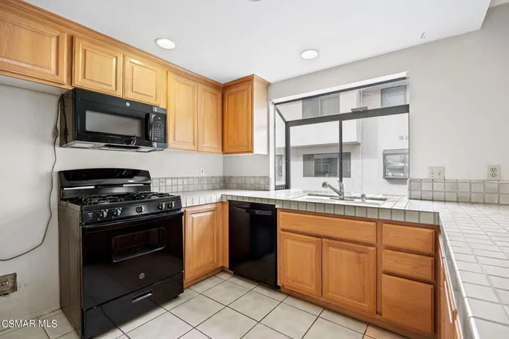 18-web-or-mls-UpmarketMedia_26110AlizA-2