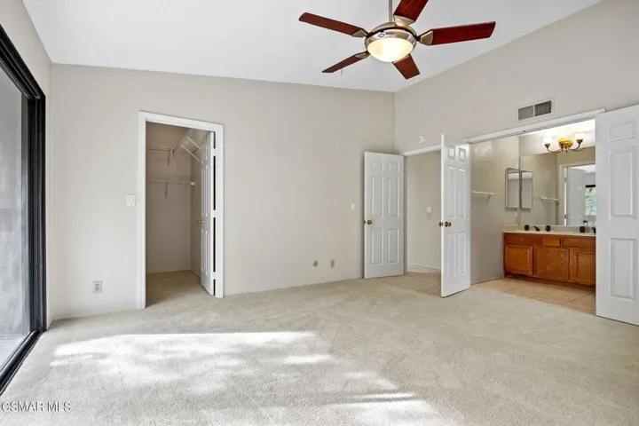 24-web-or-mls-UpmarketMedia_26110AlizA-6