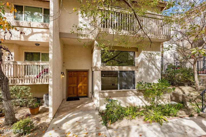 3-web-or-mls-UpmarketMedia_26110AlizA-32