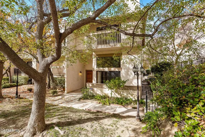 1-web-or-mls-UpmarketMedia_26110AlizA-33