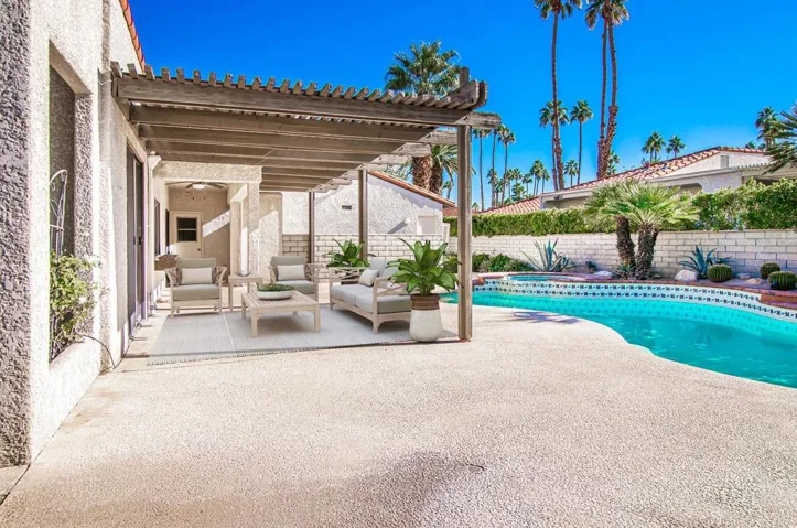 VIRTUAL STAGED POOL AREA