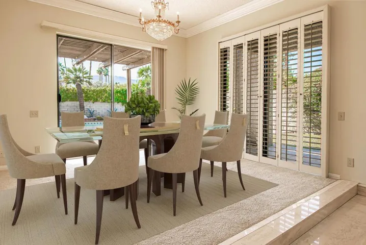 VIRTUAL STAGED DINING ROOM