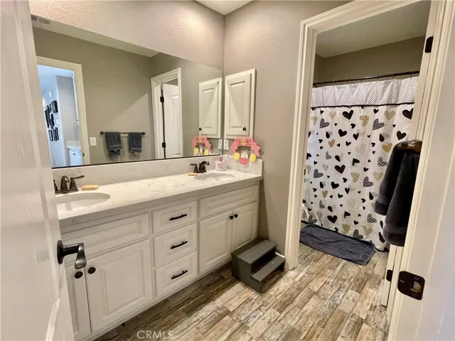 2nd bathroom (upstairs)