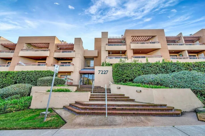 7227 Navajo 219, San Diego, California 92119