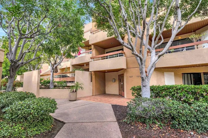 7227 Navajo 219, San Diego, California 92119