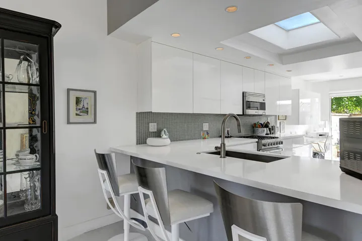 BREAKFAST BAR ANGLED MLS
