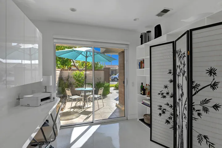 BREAKFAST ROOM THROUGH TO ENTRY COURTYAR