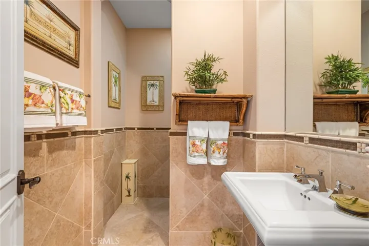 Guest 1/2 Bath