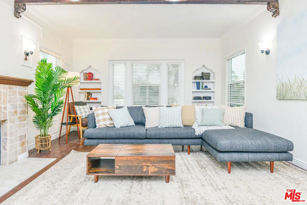 1017 S Alfred Street, California home-pic-1
