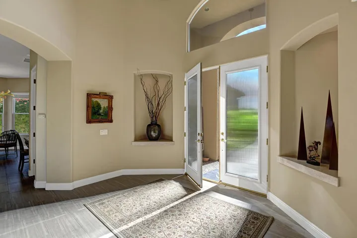 ENTRY WAY.jpg mls