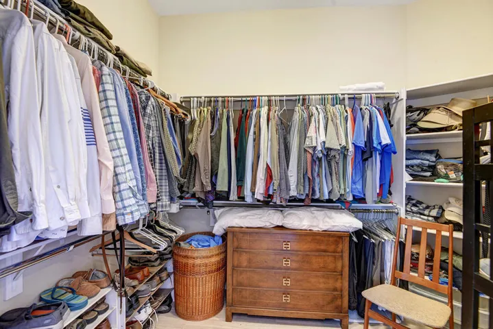 WALK IN CLOSET.jpg mls