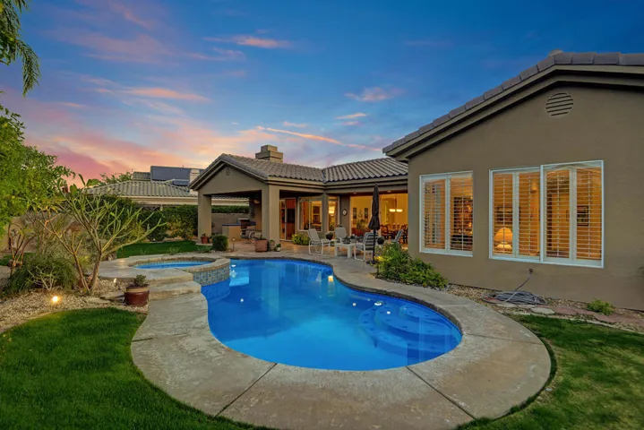 POOL AND SPA TO HOUSE NIGHT MLS