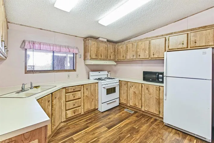 14-15300 Palm Dr-14