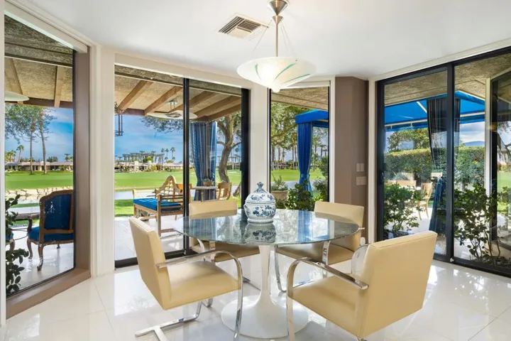 Kitchen eating area with eastern views