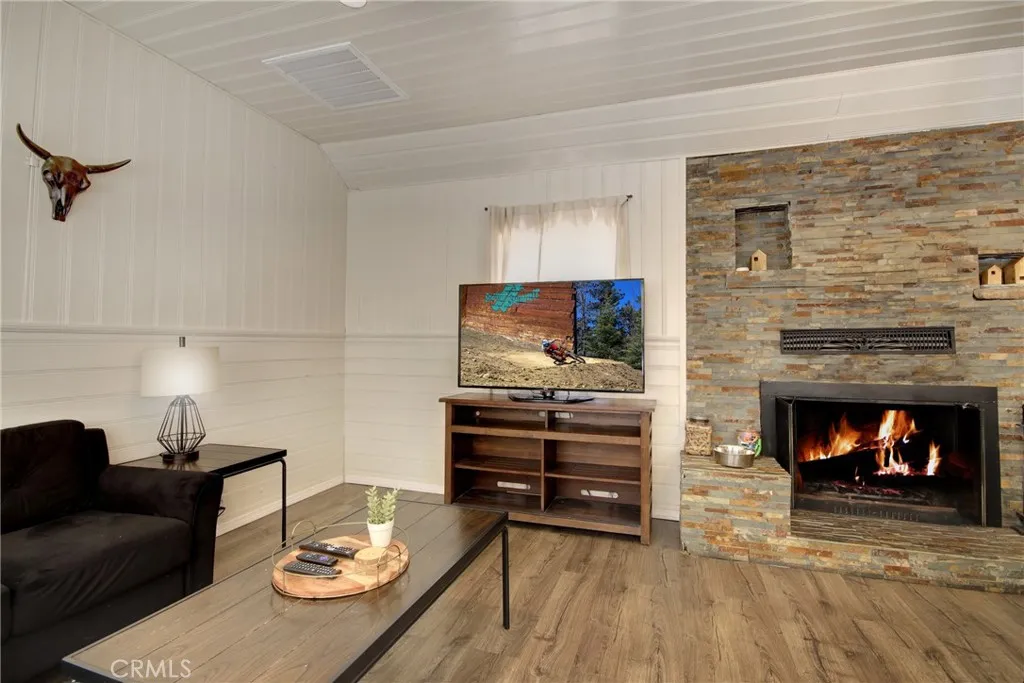 986 Cameron Drive, Big Bear Lake, California 92315 home-pic-2
