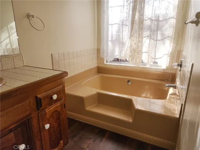 tub in master bath