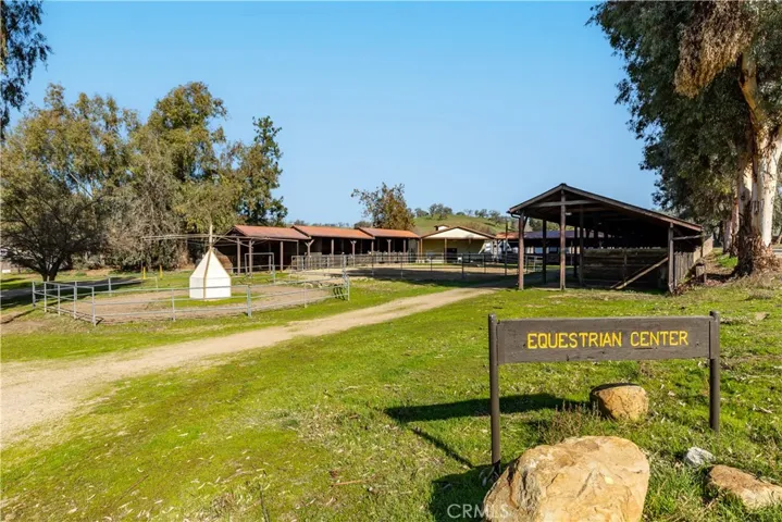 EQ barn