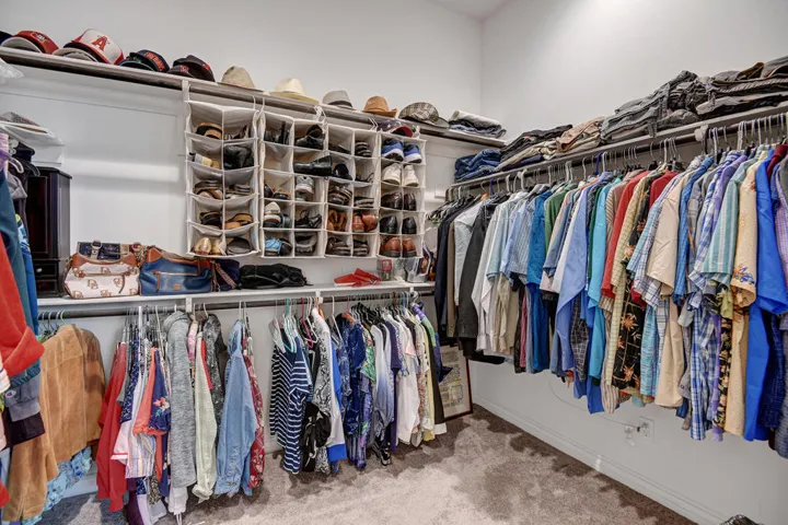 MAIN BEDROOM WALK IN.jpg mls