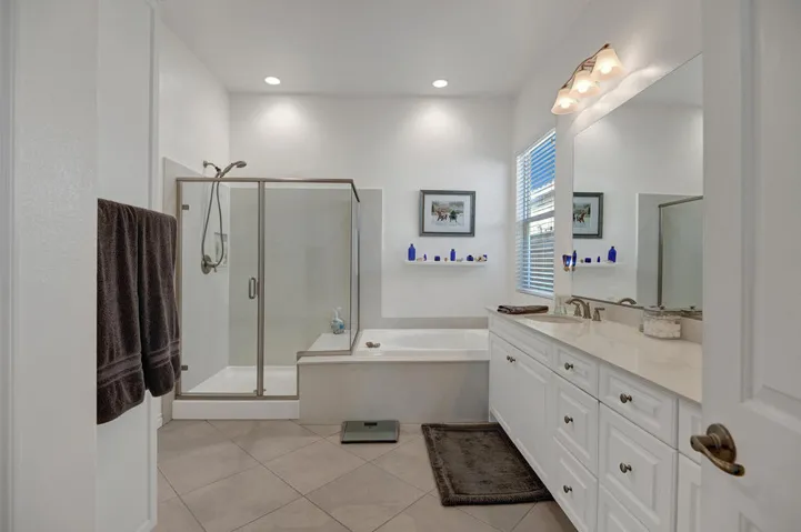 MAIN BATHROOM.jpg mls