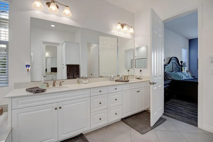 MAIN BATHROOM REVERSE.jpg mls