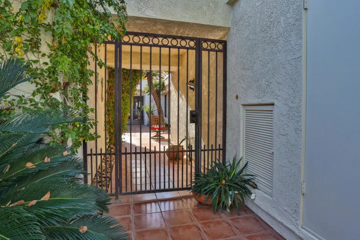 Custom gate