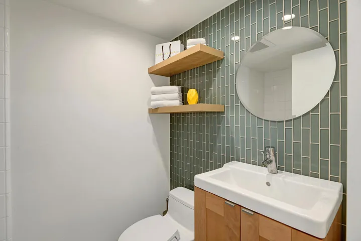 BATHROOM.jpg mls